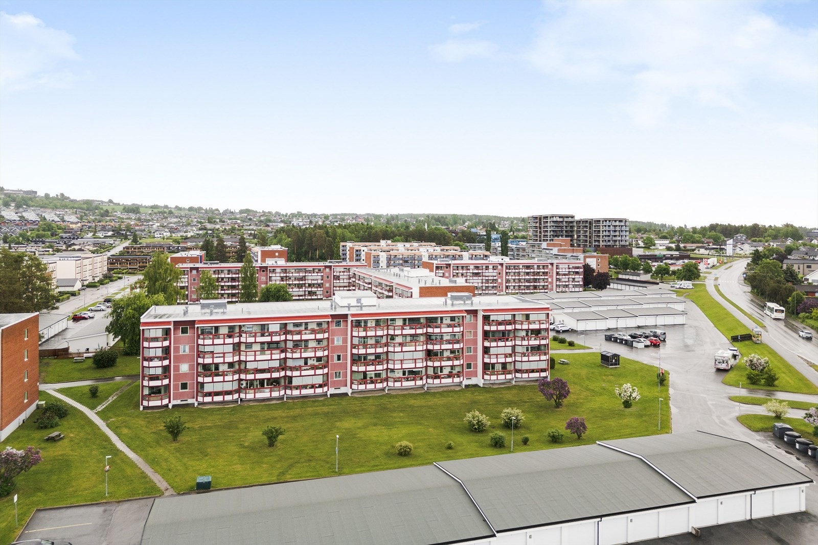 Storhamarsenteret med dagligvarebutikk, apotek, spisested m.m. ligger kun noen hundre meter fra leiligheten. Det er også kort vei til bussholdeplass med hyppige avganger til sentrum. Galleribilde