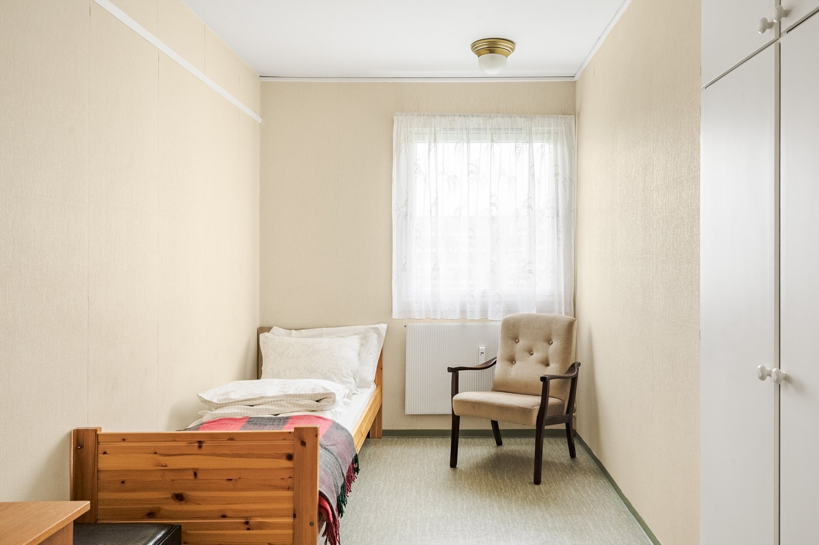 Det er også her inebygde garderobeskap og for øvrig plass til seng og skrivebord. Galleribilde