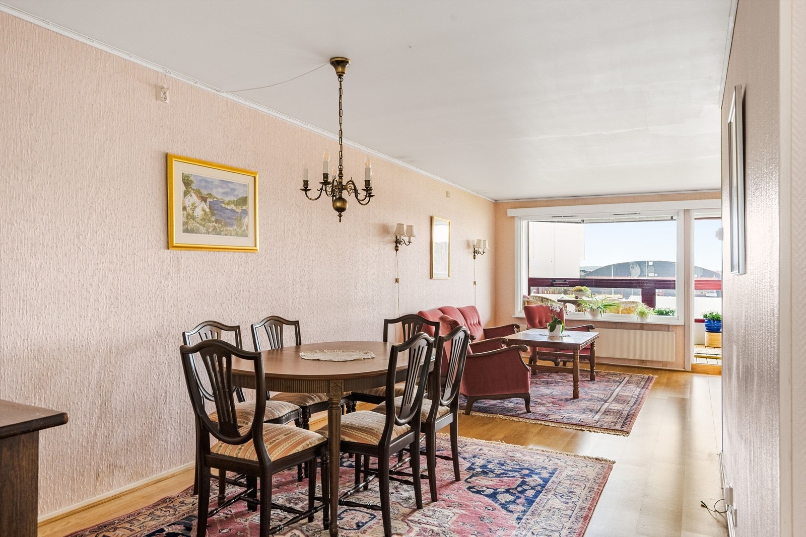 Stor stue med god plass til både spisestuebord og sofagruppe. Galleribilde