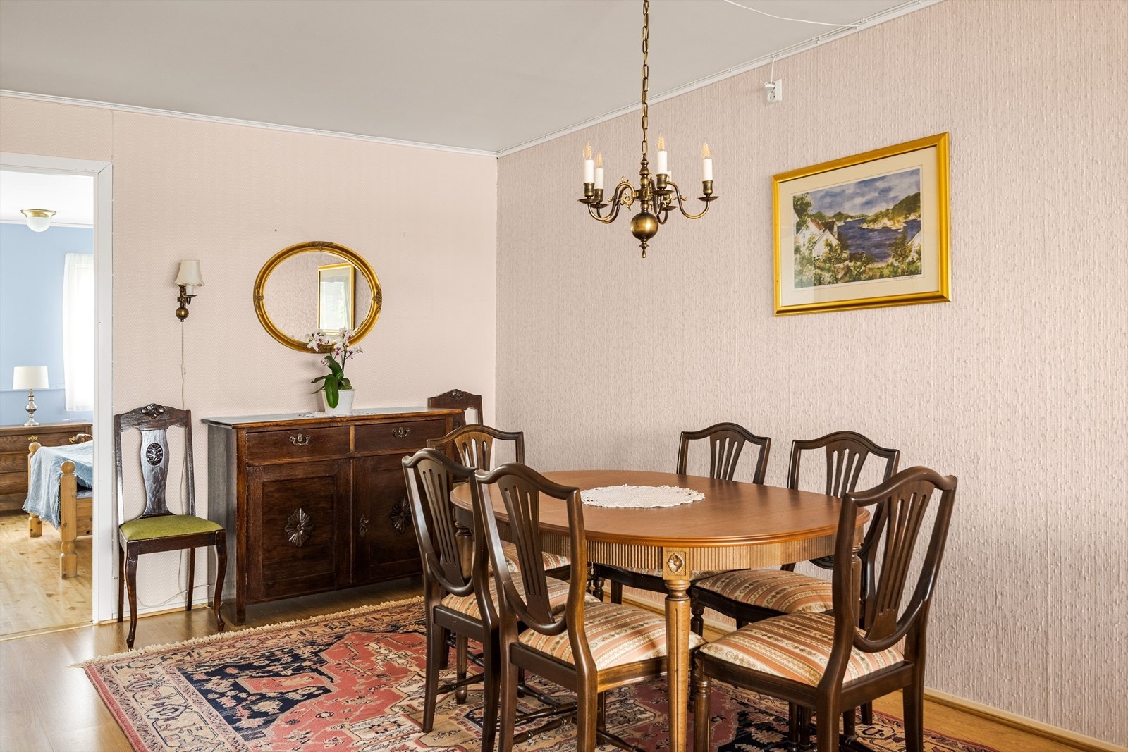 Leiligheten varmes hovedsakelig opp med fjernvarme til radiatorer. Galleribilde