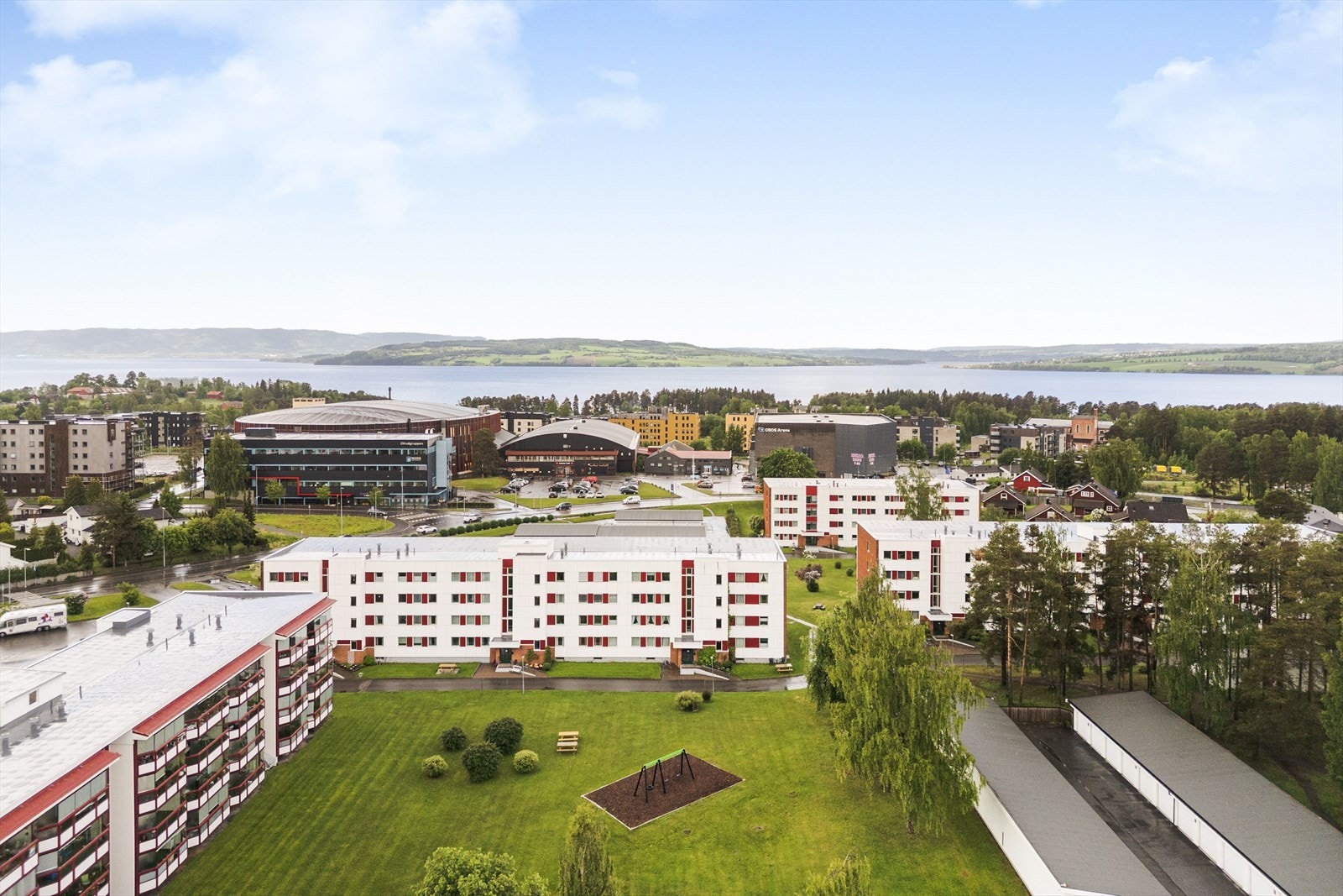 Det er kort vei til både Mjøsa og Furuberget med fine tur- og rekreasjonsområder. Galleribilde