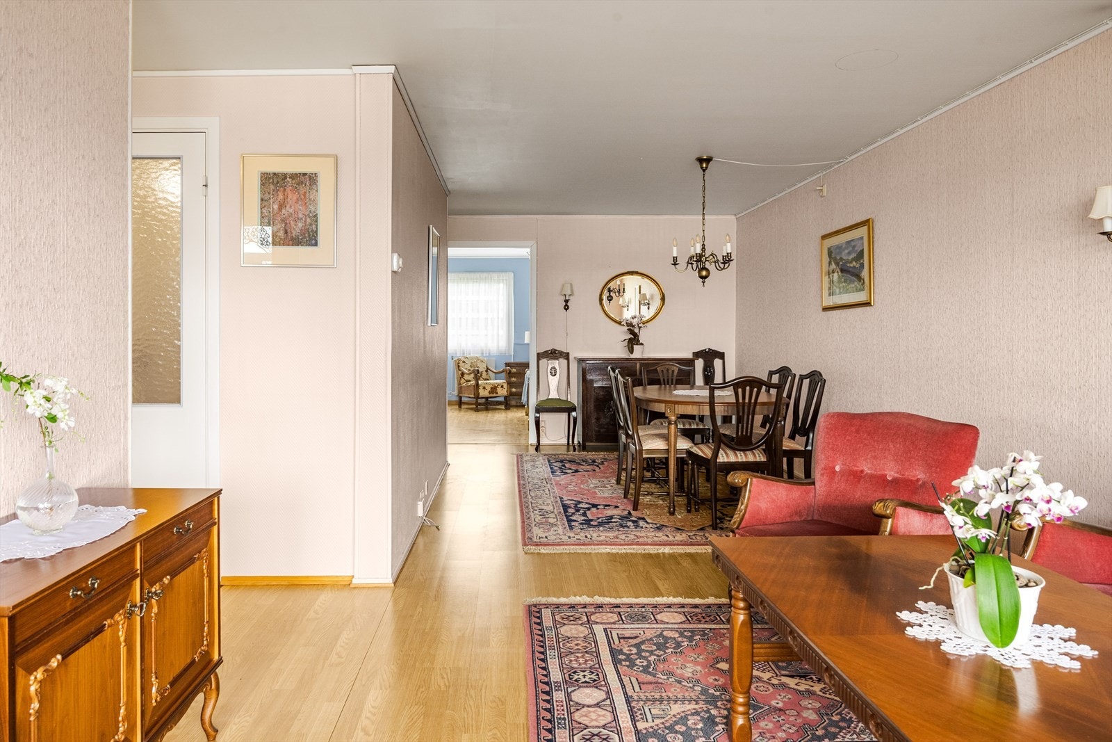 Her får du en romslig 3-roms leilighet. Leiligheten har eldre standard og det er behov for oppgraderinger. Galleribilde