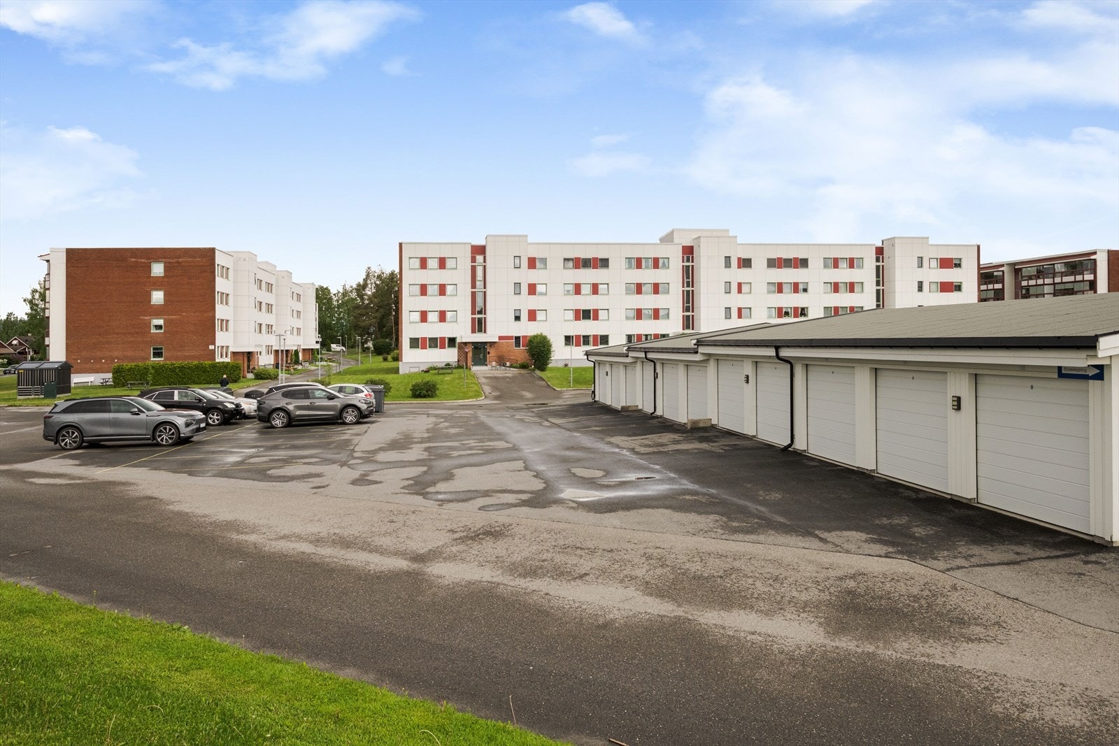Leiligheten disponerer garasjeplass i felles garasjeanlegg. Galleribilde
