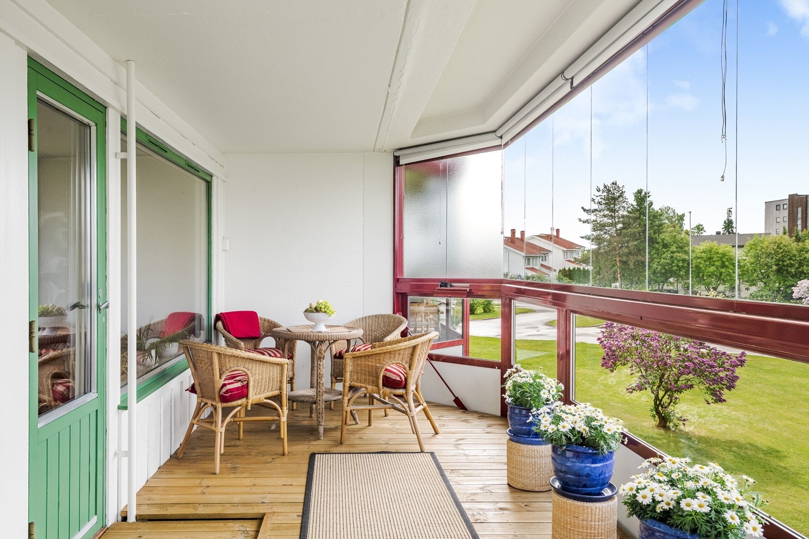 Balkongen er på hele 16 m² og vender mot sørvest, noe som gir gode solforhold gjennom dagen og utover kvelden. Galleribilde