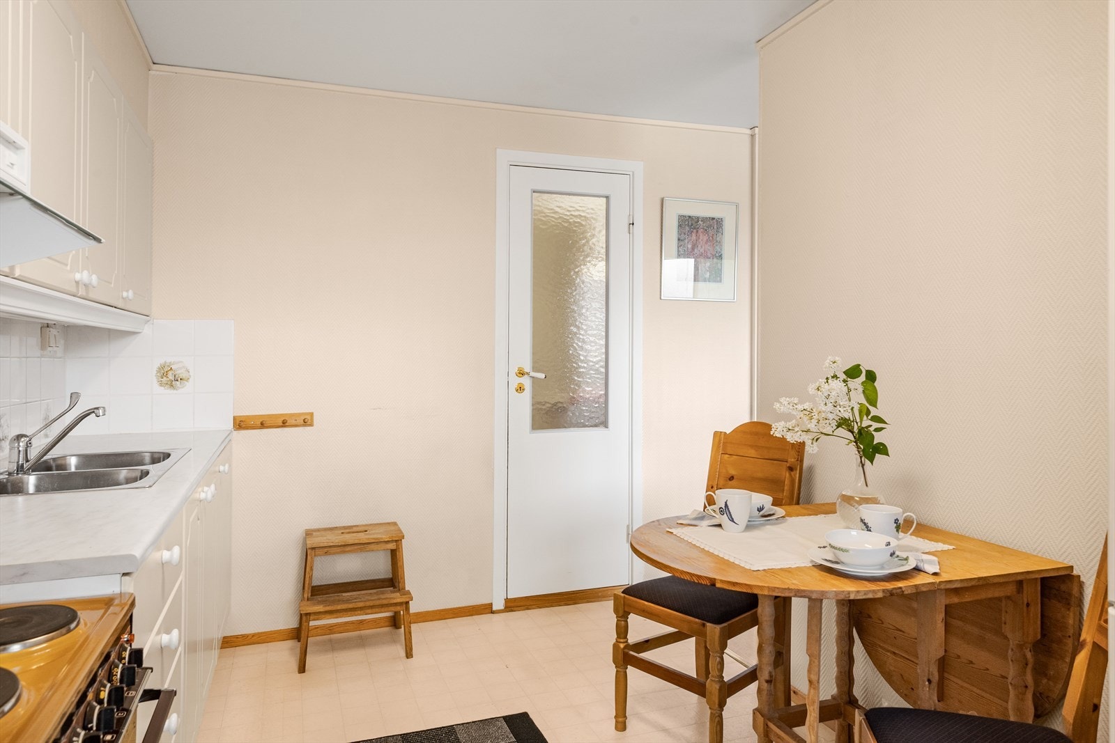 Det er også plass til et lite kjøkkenbord. Galleribilde