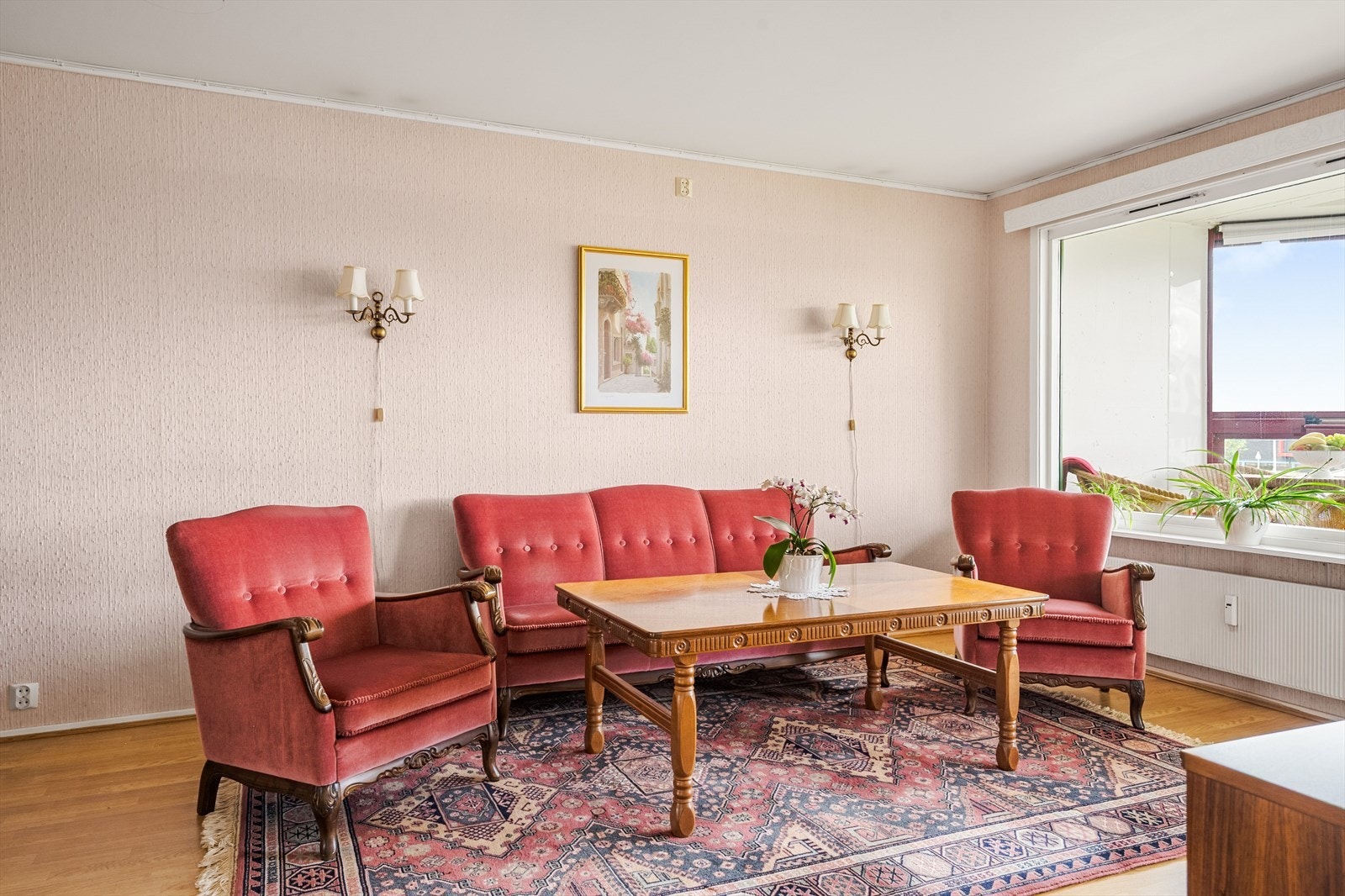 I stua er det et stort vindu som gir godt med lysinnslipp fra balkongen. Galleribilde