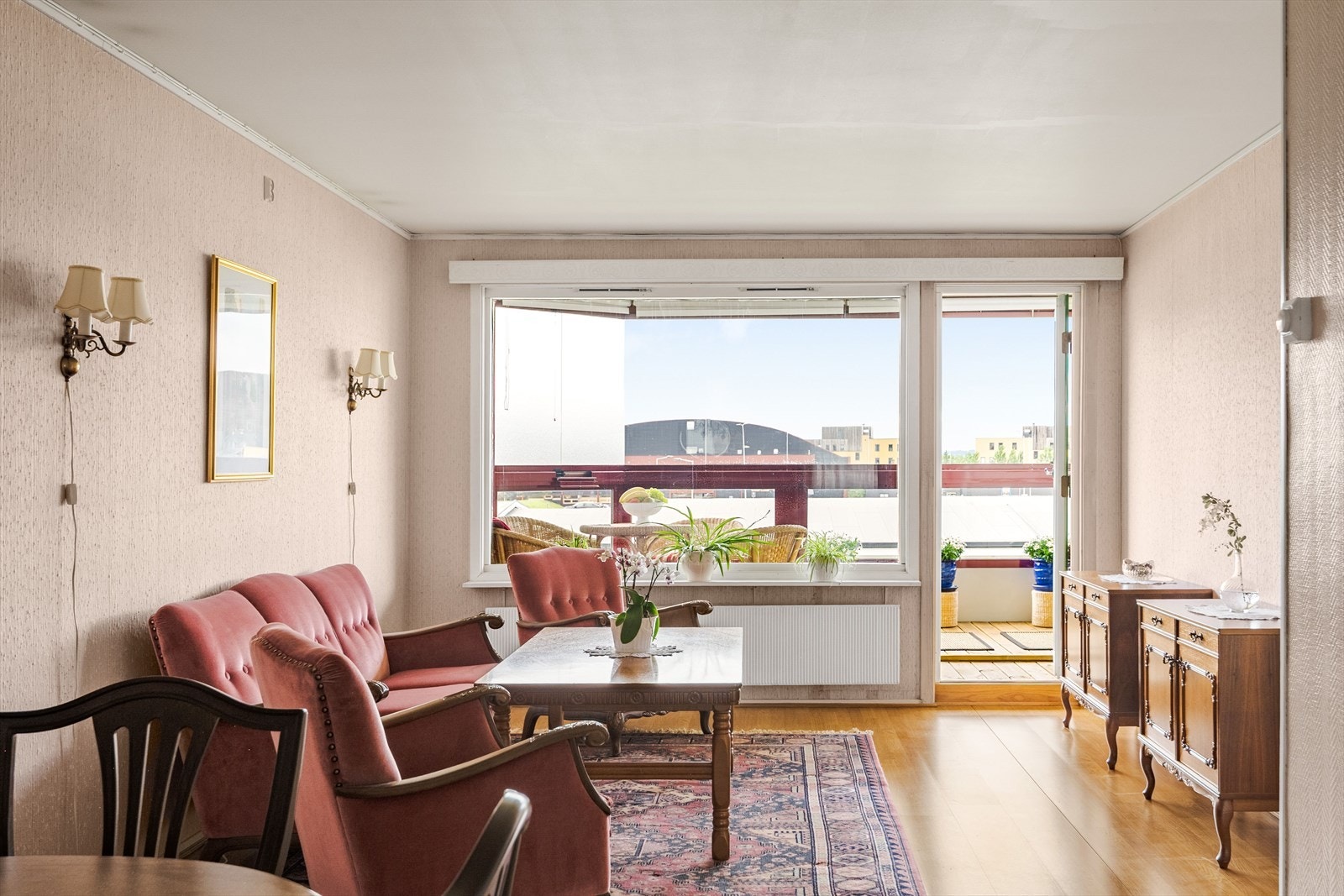 Det er utgang til den innglassede balkongen fra stua. Galleribilde
