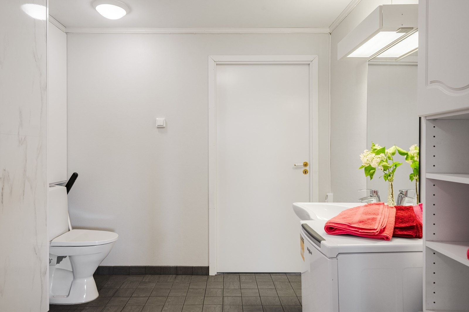 Badet er av god størrelse og har baderomsinnredning for plass til håndklær og diverse toalettartikler. Galleribilde