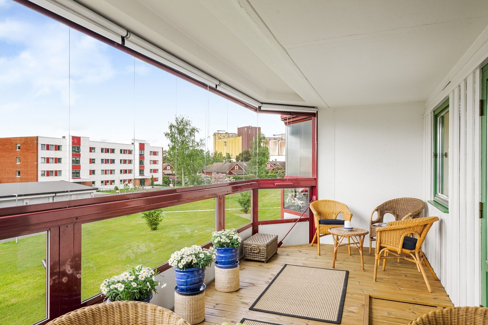 Vinduene kan åpnes og lukkes etter behov, slik at utesesongen kan starte tidlig om våren og pågå til langt utpå høsten. Galleribilde