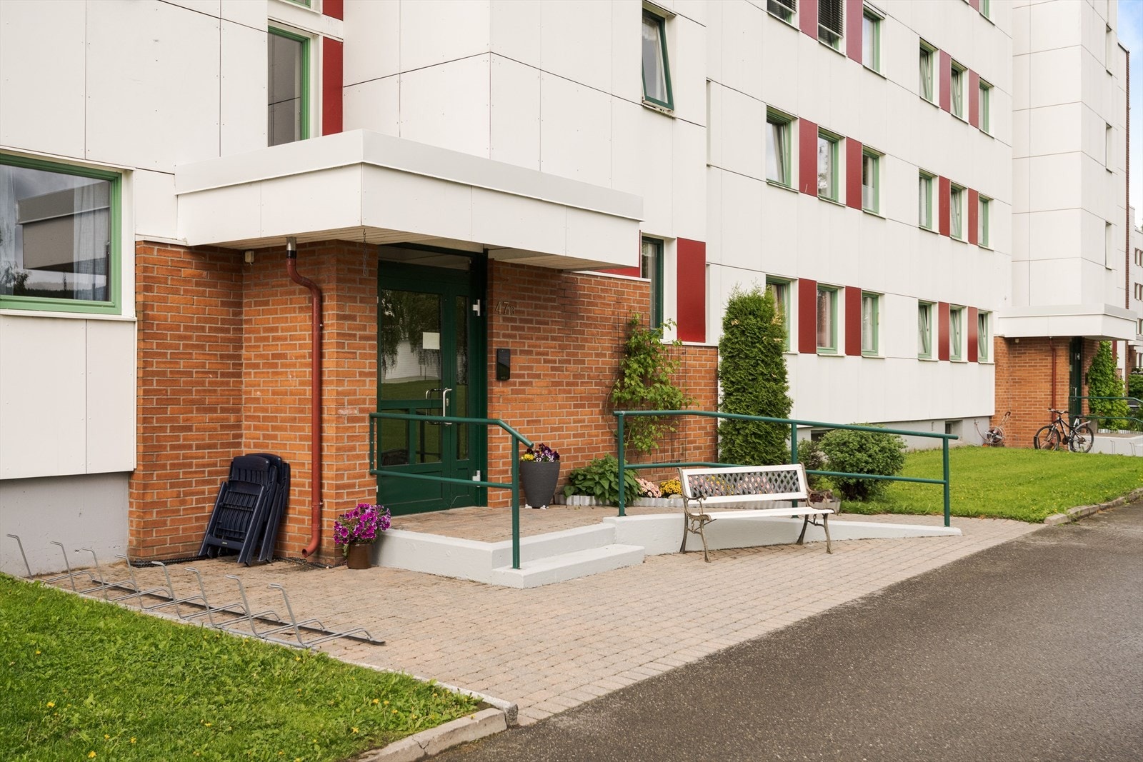 Borettslaget har fokus på hyggelige felles uteområder hvor det blir beplantet hver vår. Galleribilde