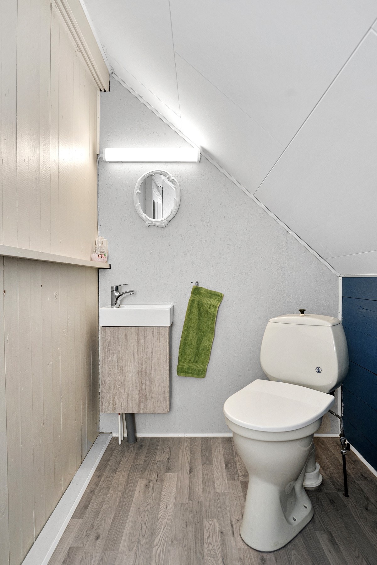 Loftetasjen har et WC rom. Galleribilde