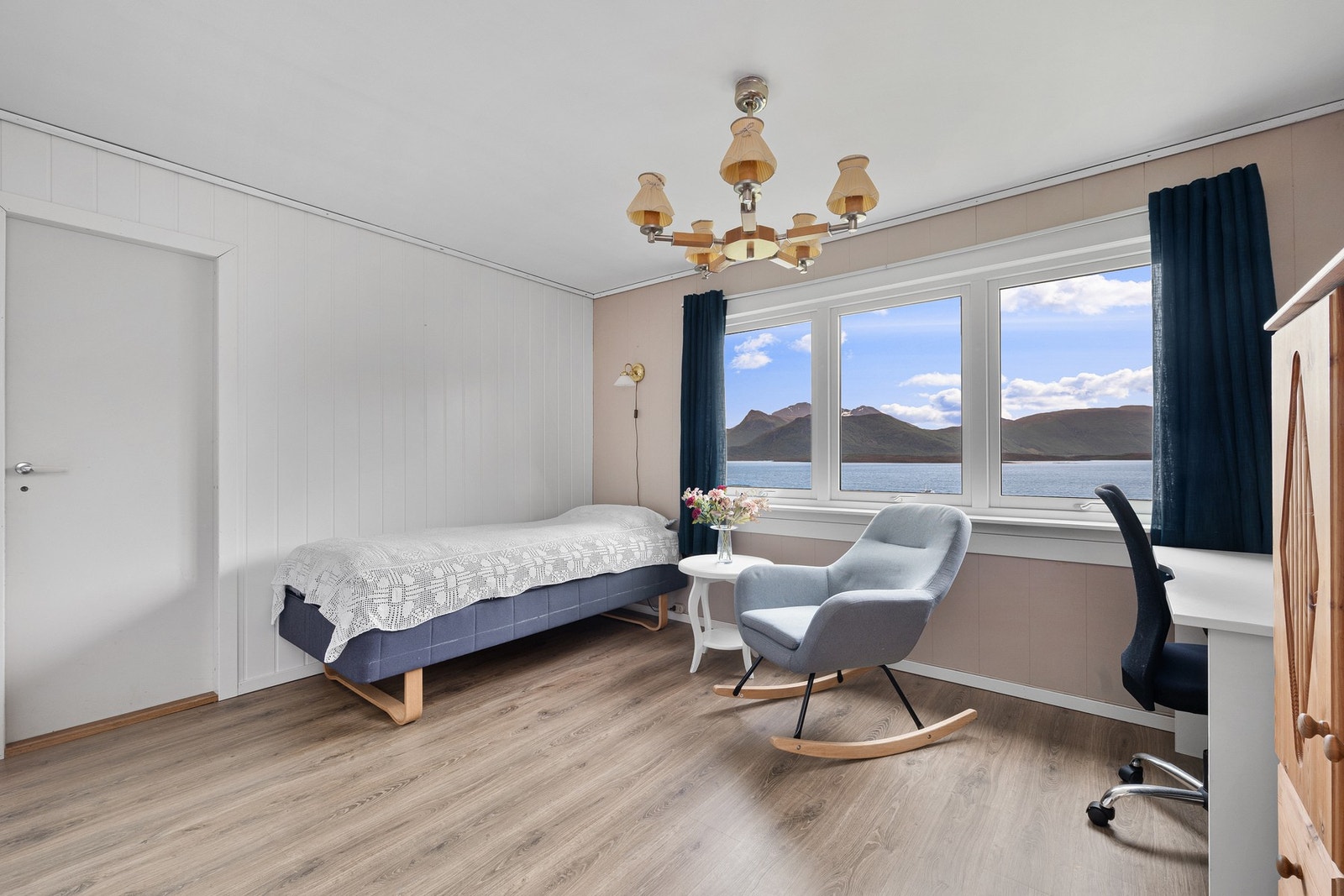 Tilkomst til et annet soverom, med gjennomgang i dette rommet. Galleribilde