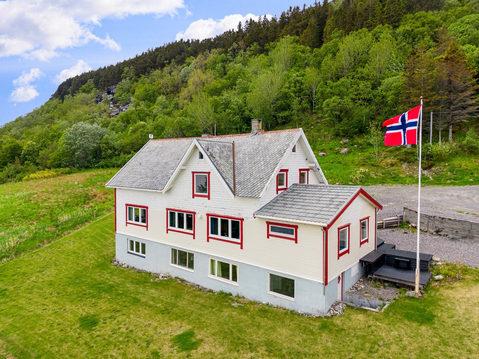 Boligen er bygd i 1916 og ble tilbygd mot nord/øst i 1963 og syd/vest 1970 Galleribilde