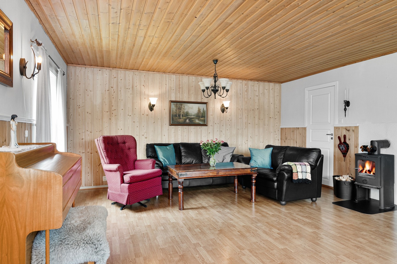 Trivelig stue med vedovn. Galleribilde