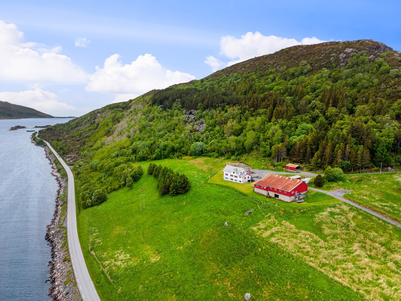 Velkommen til Vardnesvegen 120! Presentert av Tore Magerøy v/EIE eiendomsmegling. Foto: Studio Istad (Espen Istad) Galleribilde