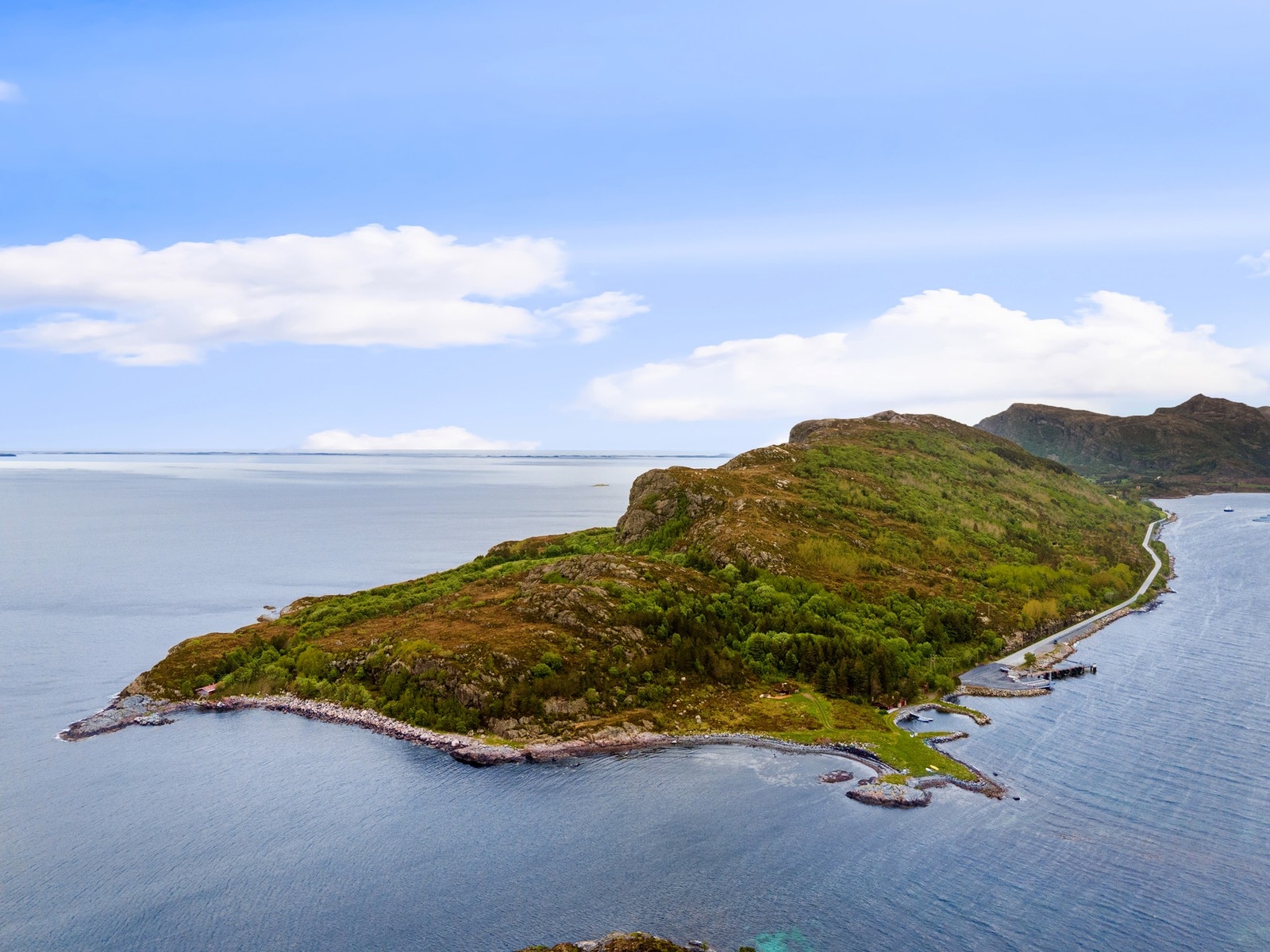 Vakre omgivelser ut mot havet. Dryna har bruforbindelse til Midøya og videre til Otrøya hvor det går ferge til Molde. Det er også fergeforbindelse fra Dryna over til Brattvåg. Galleribilde