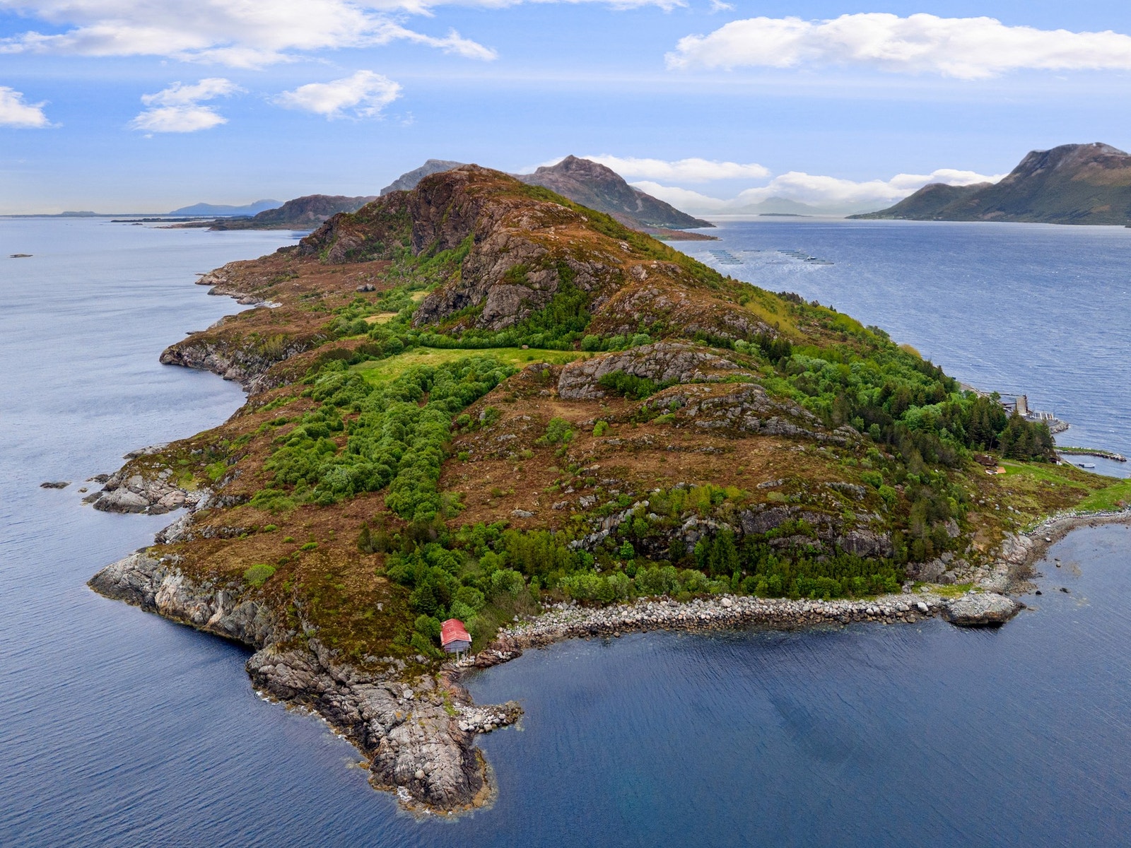 På eiendommen er det mange flotte naturopplevelser. F.eks en tur opp på øyas høyeste utsiktspunkt Drynjahatten, eller til historiske Franskhellaren. Galleribilde