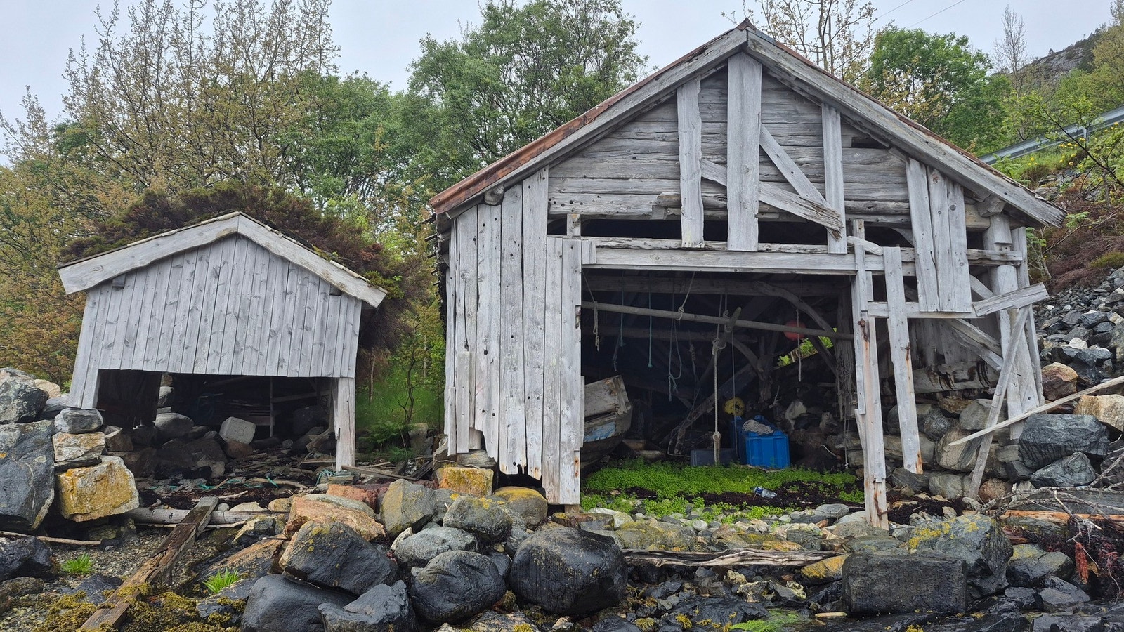 Det medfølger 2 naust. Begge av eldre dato og i dårlig forfatning. Galleribilde