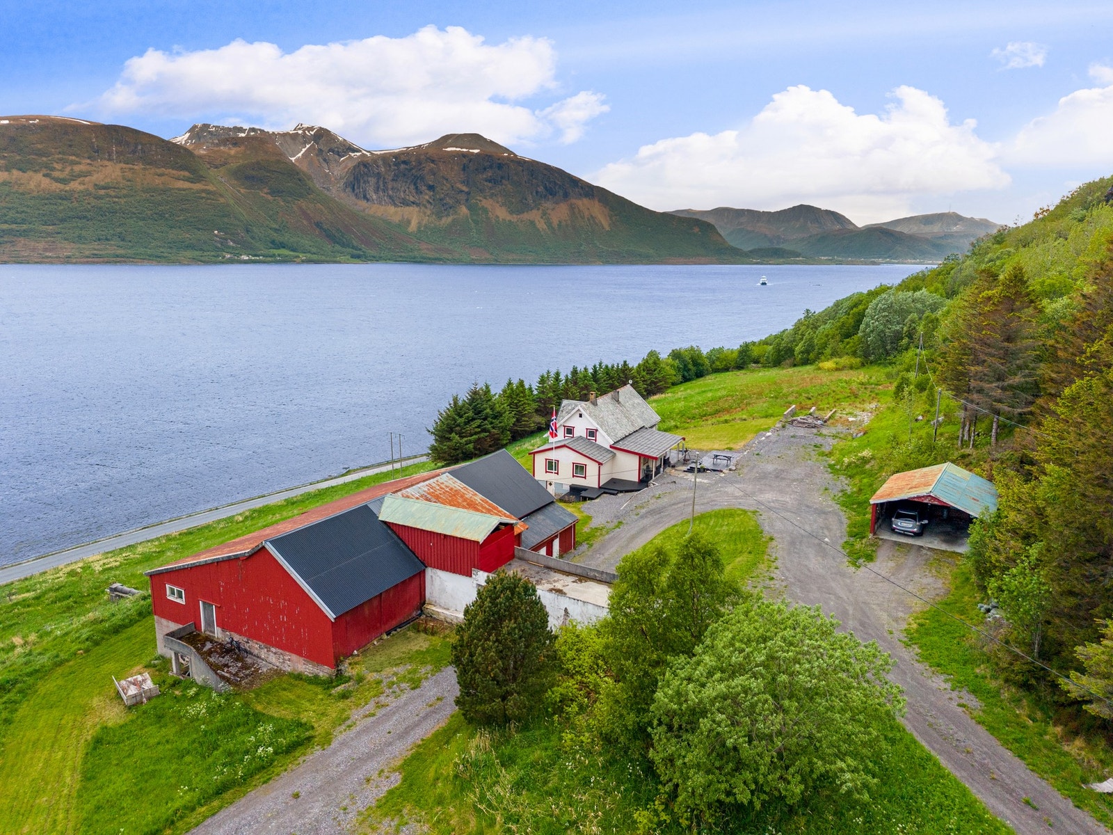Fra eiendommen er det vidstrakt utsikt til fjord og fjell Galleribilde