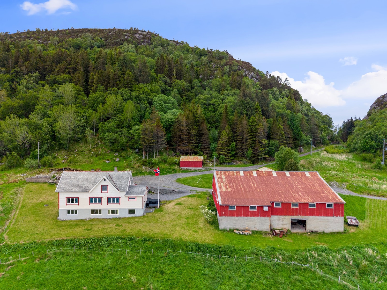 Gårdstunet ligger flott til Galleribilde