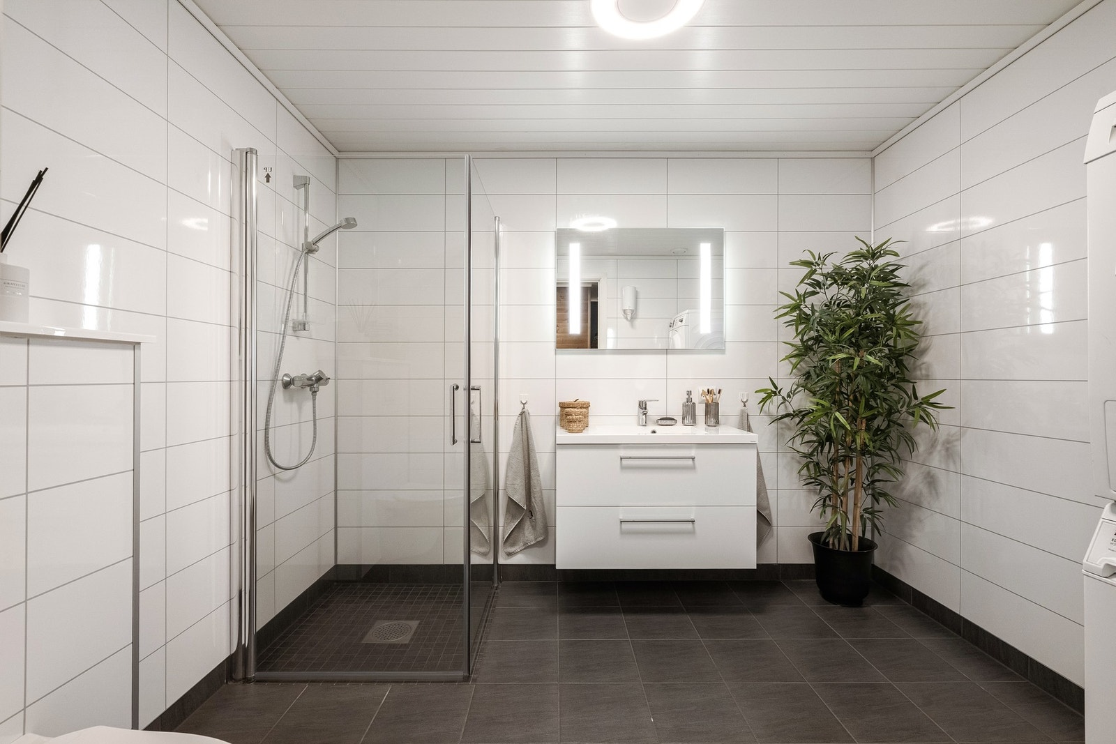 Moderne helfliset bad med varmekabler i gulv. Galleribilde