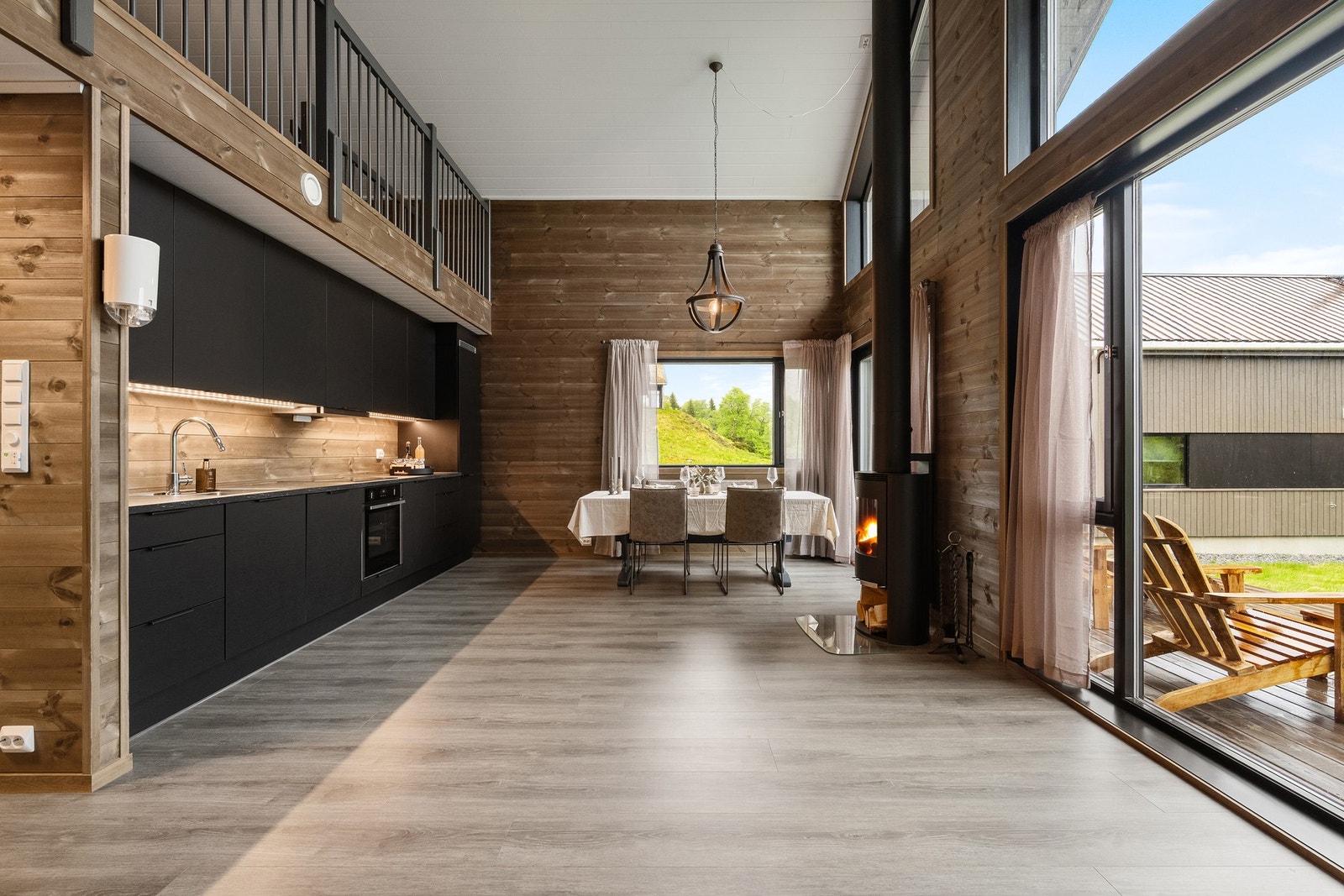 Spiseområdet har god plass til ønsket spisegruppe. Galleribilde