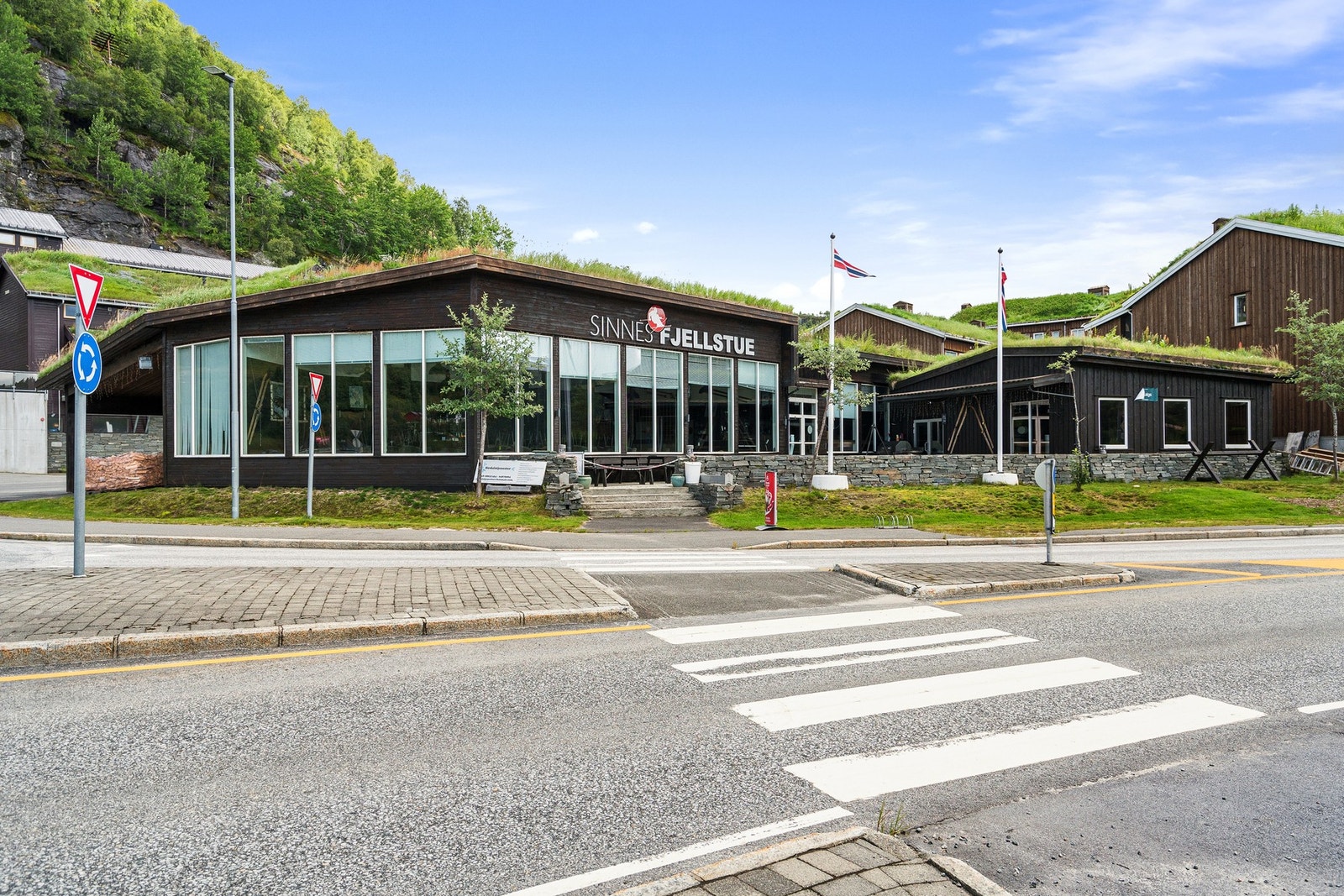 Populære Sinnes Fjellstue ligger også i umiddelbar nærhet, og huser både restaurant og bar. Galleribilde