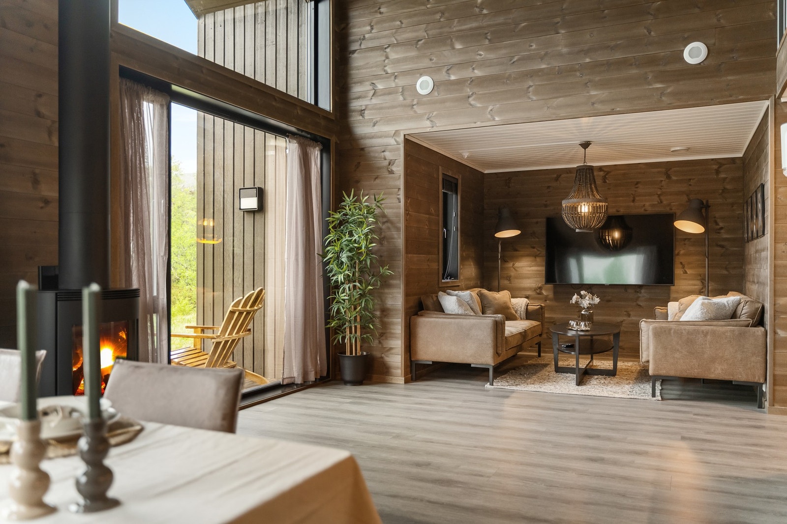 Fra stuen er det utgang til flott uteområde. Galleribilde