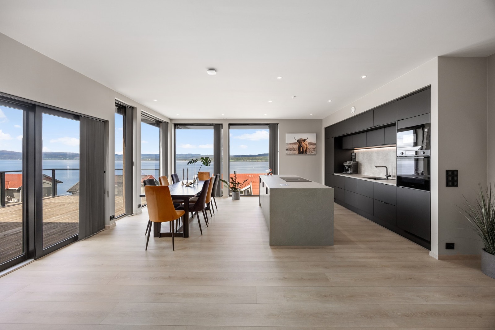Boligen fra 2023 har en gjennomgående god standard, moderne detaljer og stilrene materialvalg! Galleribilde