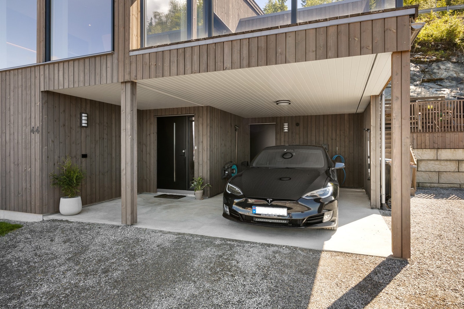 Takoverbygd inngangsparti med carport - ca 25 kvm. Galleribilde