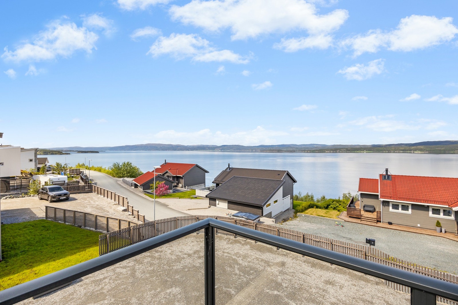 Vid utsikt over sjøen! Galleribilde