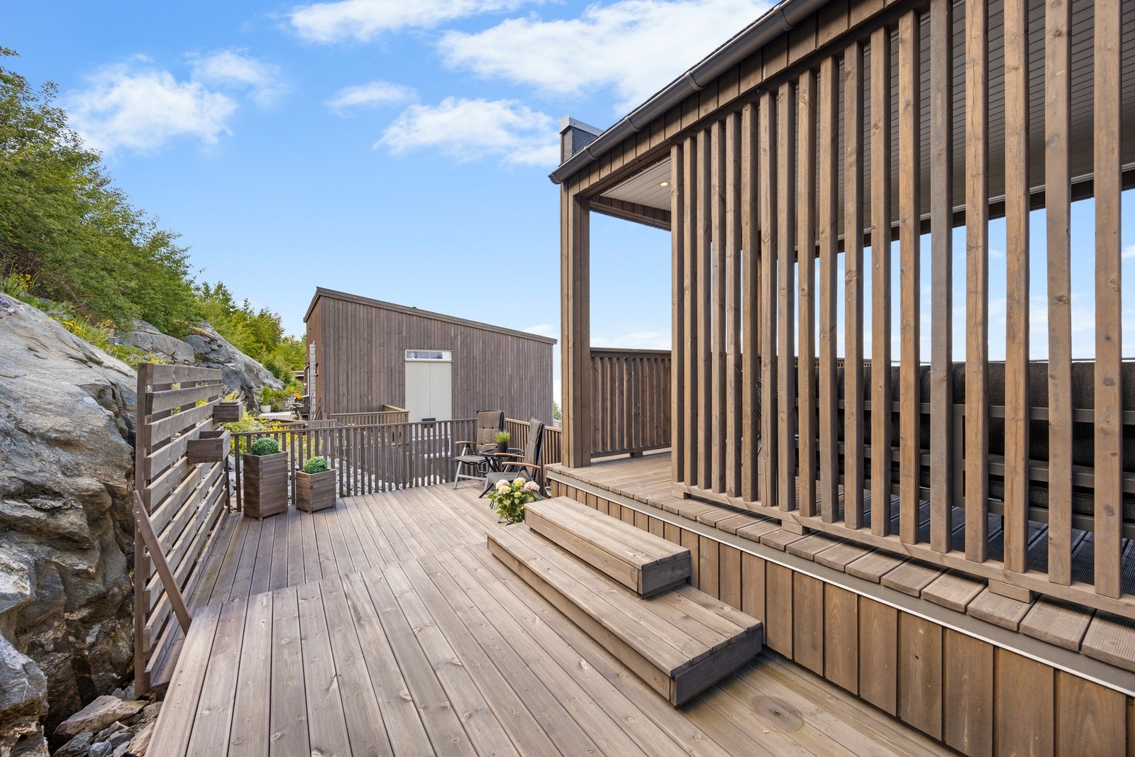 Terrassen går over flere nivå og det er flere soner man kan nyte varme sommerdager! Galleribilde