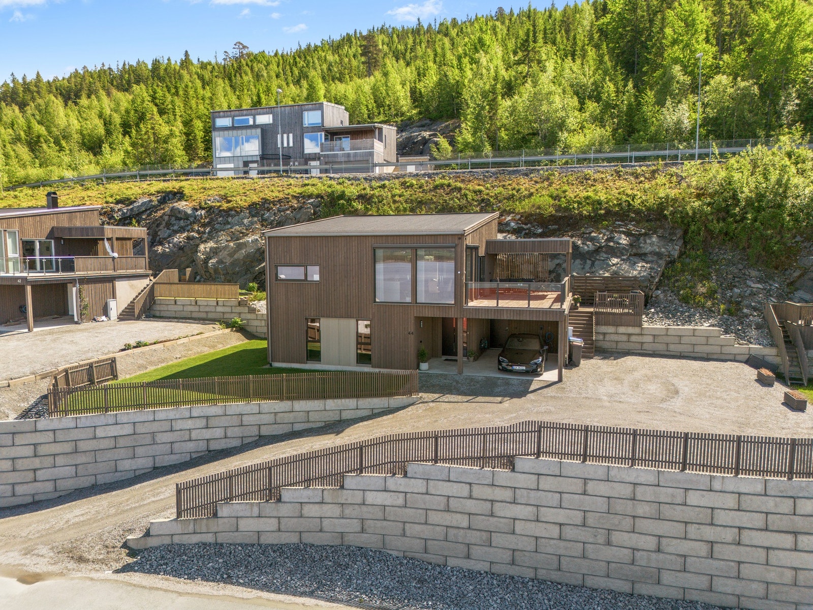 Støttemur ble oppført i 2024 og gir et godt førsteinntrykk av eiendommen. Galleribilde