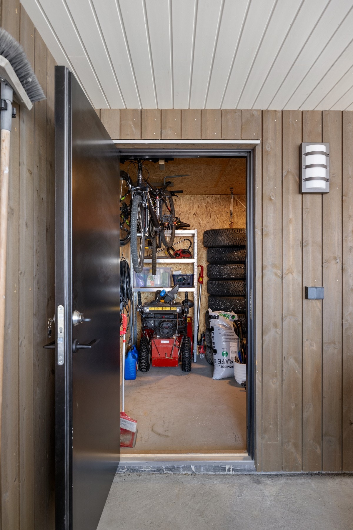 Sportsbod på ca 9 kvm i tilknytning til carport Galleribilde