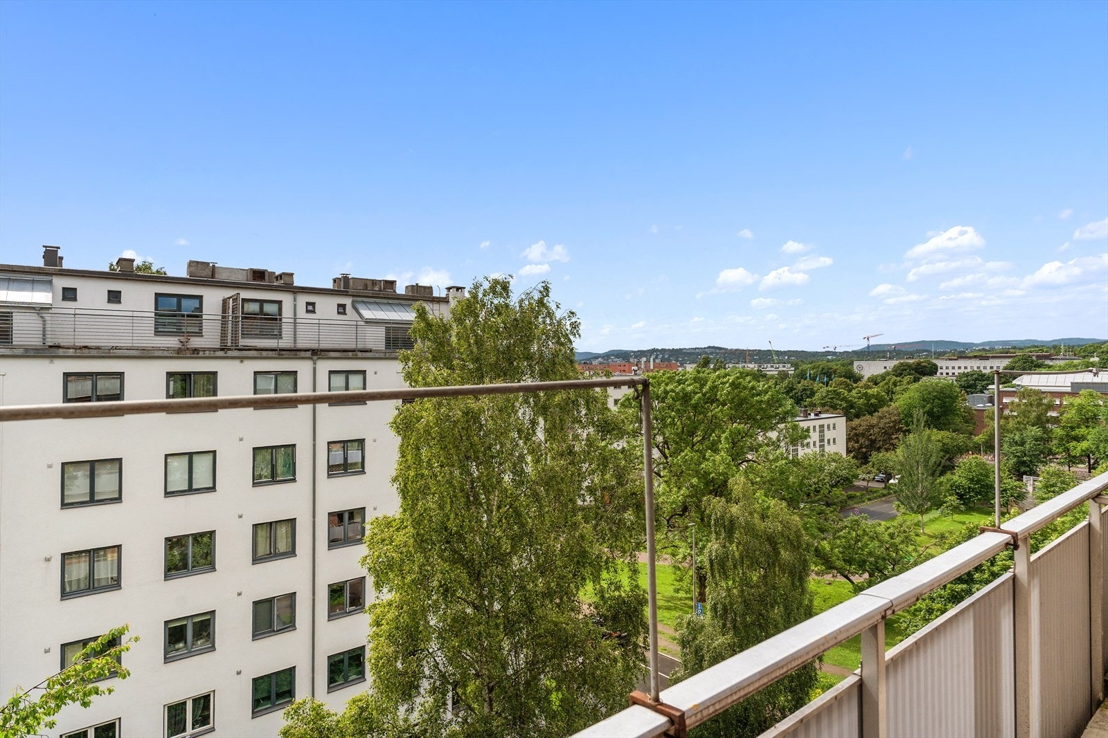 Utsikt fra balkongen mot vest, mot Marienlyst parken. Galleribilde