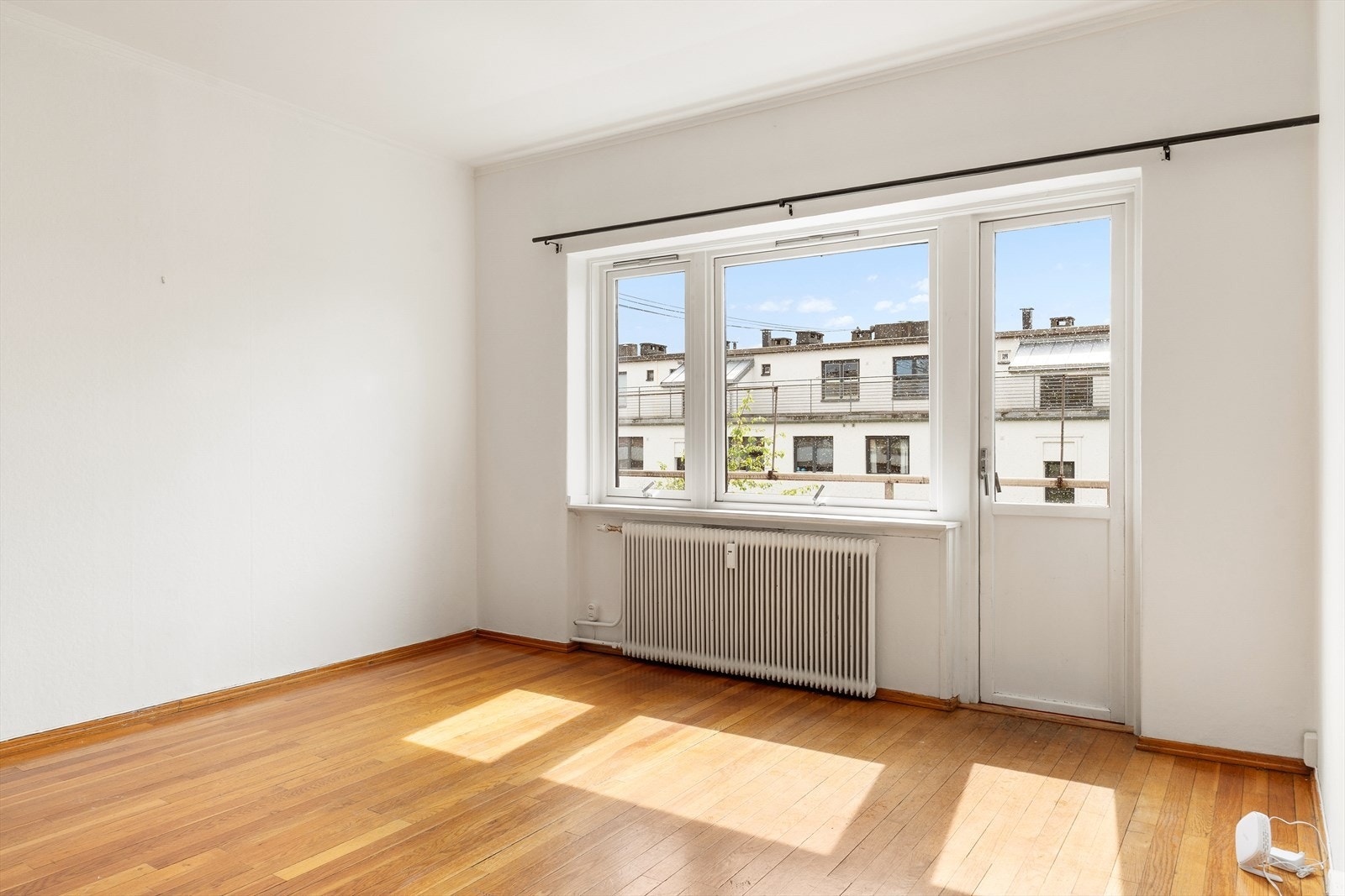 Original heltre parkett. Det er sentralfyring i gården via fjernvarme. Galleribilde