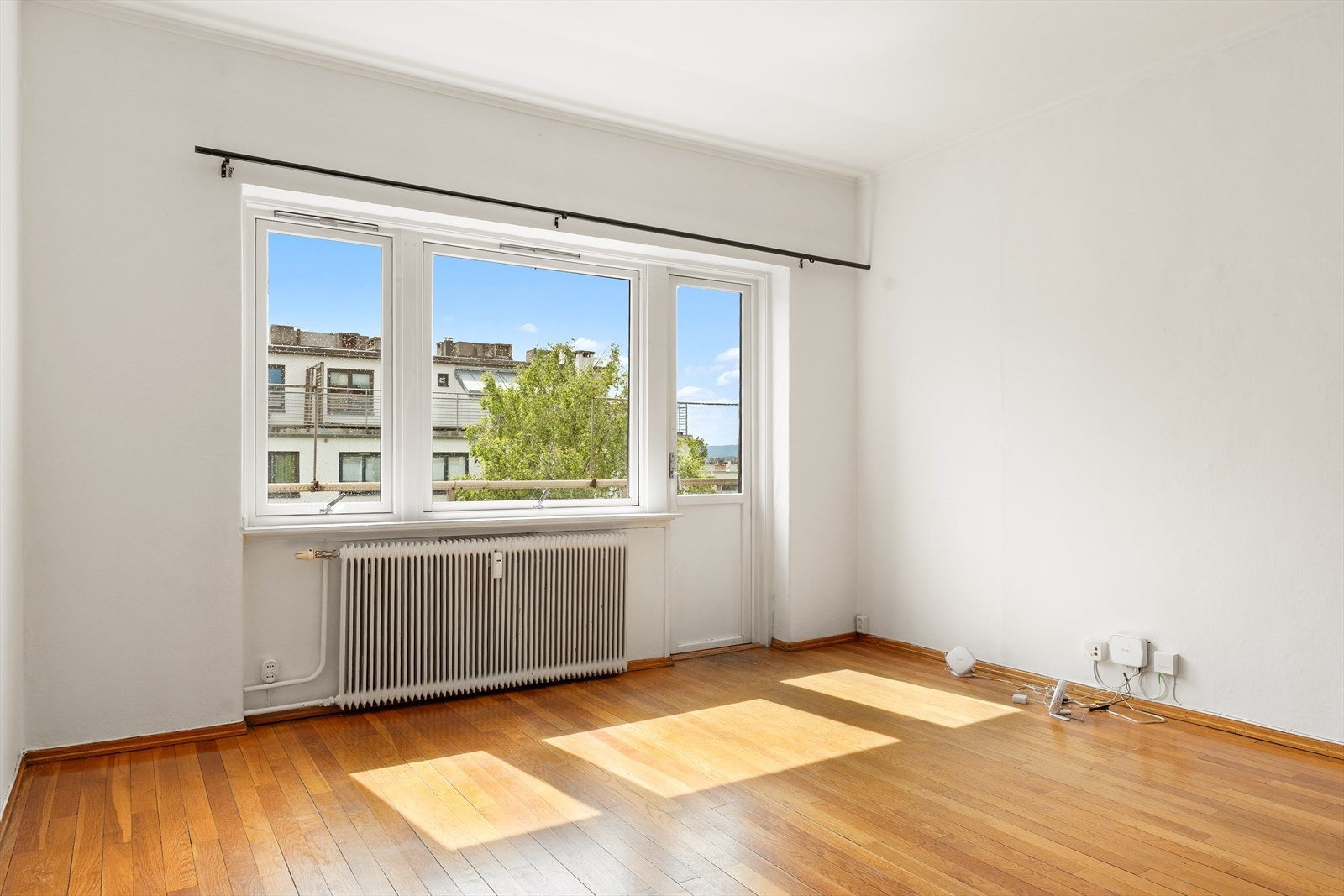 Fra stuen er det utgang til solrik balkong. Galleribilde