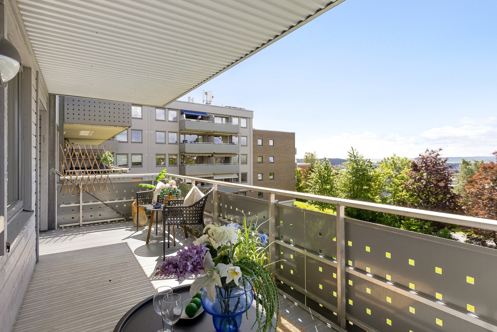 Fra balkongen er det et åpent og trivelig utsyn mot nærområdet. Galleribilde