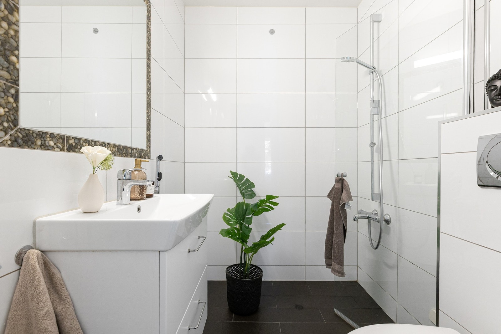 Badet er innredet med flislagte overflater og varmekabler i gulv, som gir god komfort i hverdagen. Galleribilde