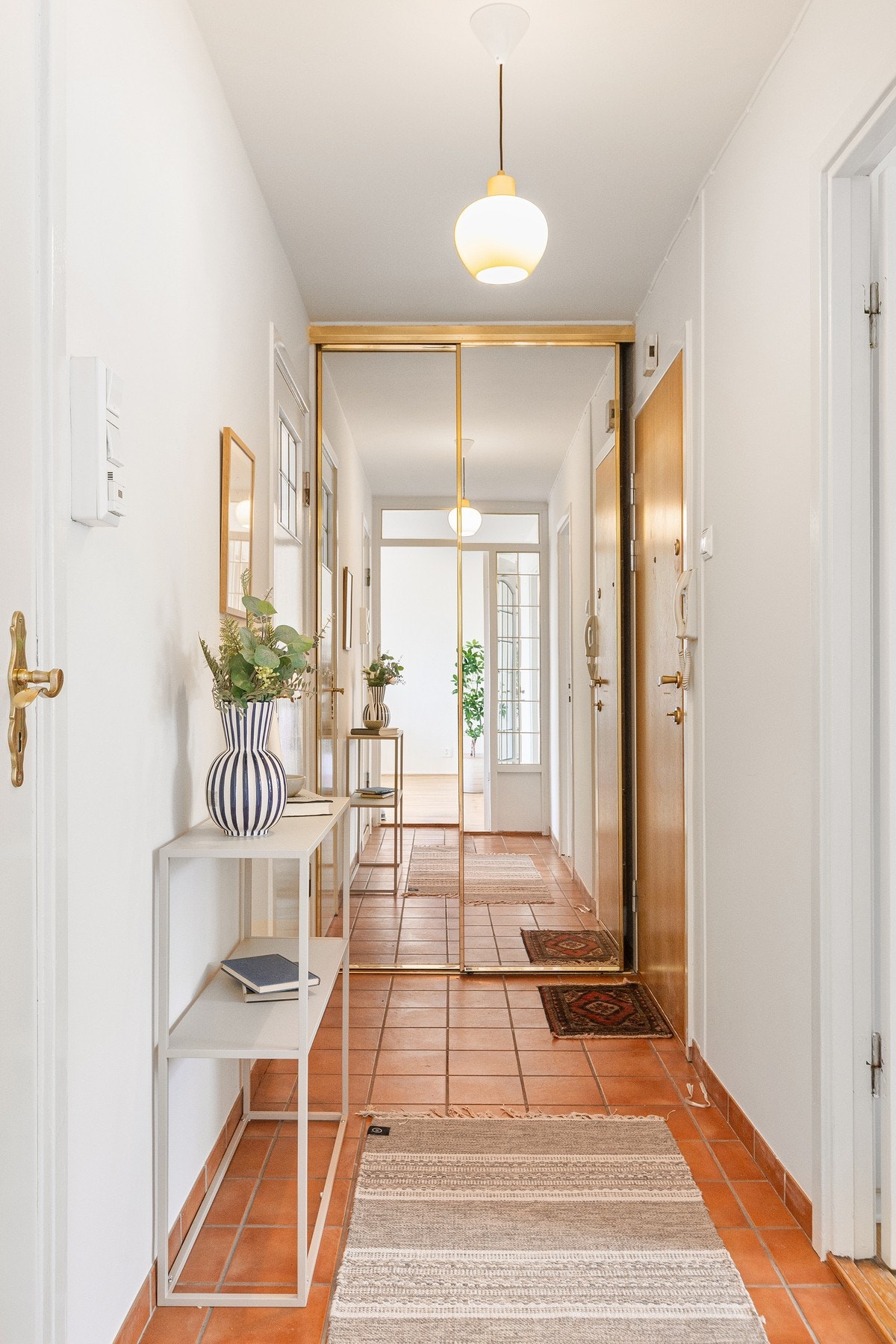 Entréen er praktisk utformet med skyvedørsgarderobe som gir gode oppbevaringsmuligheter med både hyller og oppheng til yttertøy og sko. Galleribilde