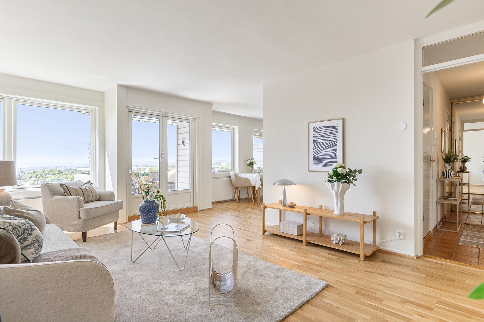 Her er det god plass til både sofagruppe og annet ønsket møblement. Galleribilde