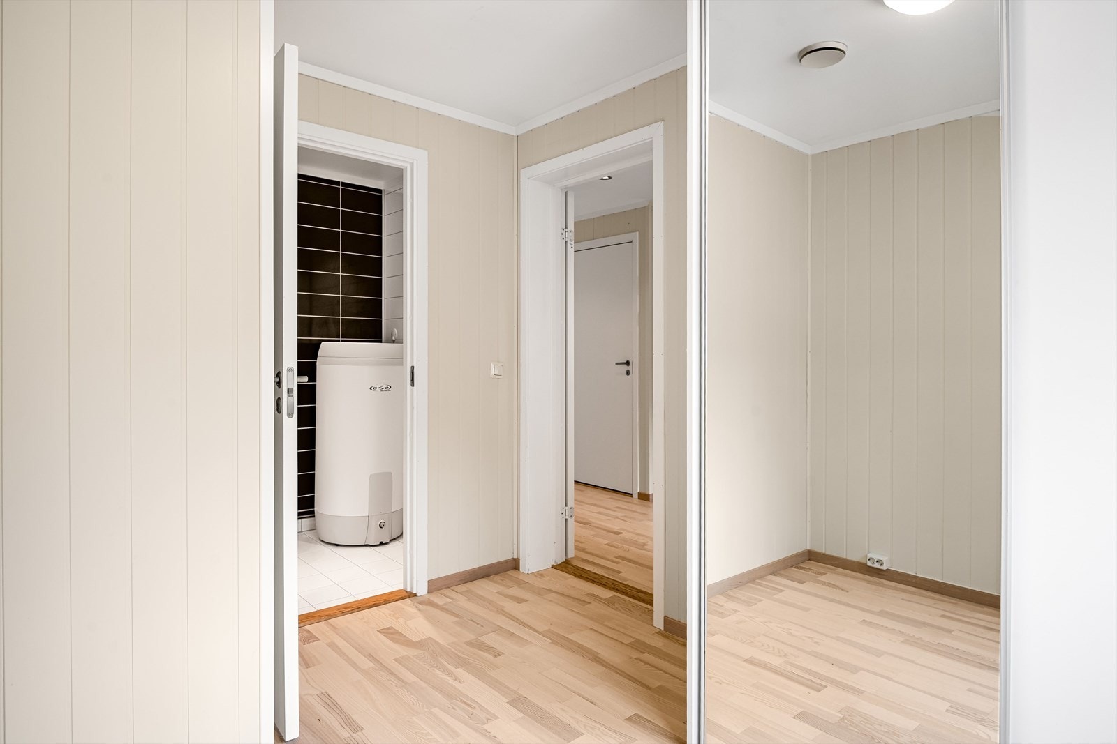 Fra soverommet har man direkte tilgang til badet. Galleribilde