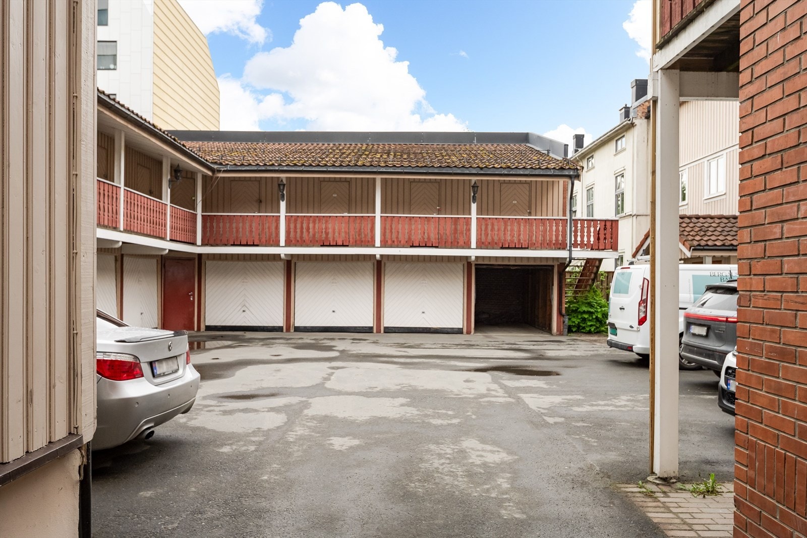 Sameiet har garasjeplasser og parkeringsplasser i bakgården som kan leies. Dette skjer etter ansiennitetsprinsippet. Galleribilde