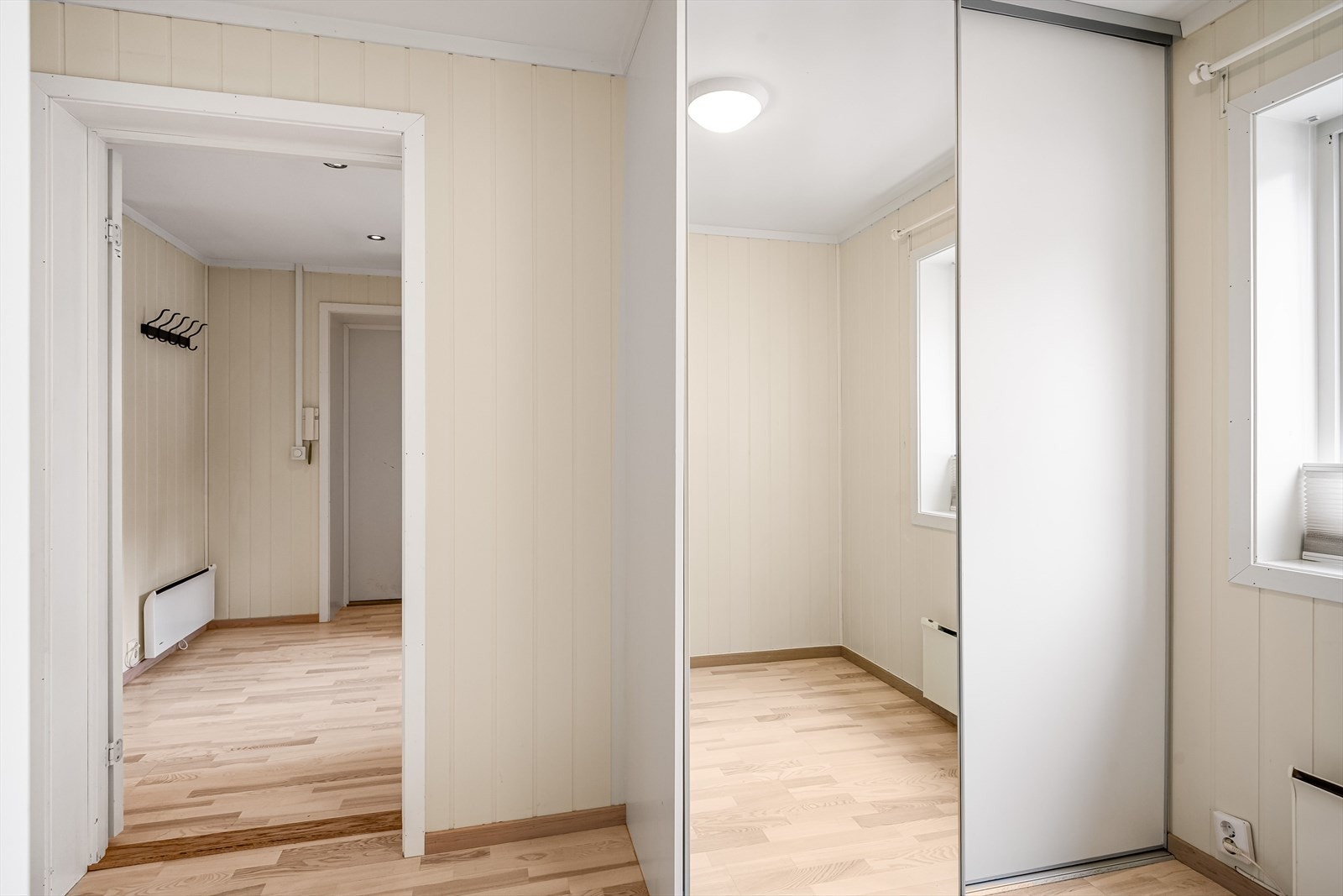 Plassbygd garderobeskap med speilfront er både praktisk og bidrar til at rommet oppleves større og lysere. Galleribilde