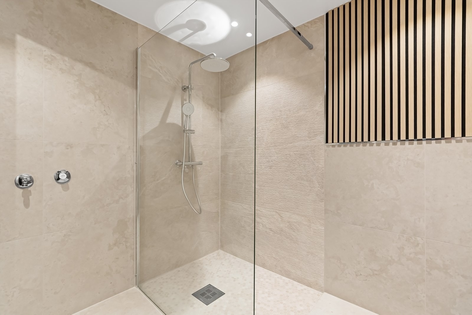 Badet er rehabilitert/pusset opp i 2026 og har opplegg for vaskemaskin. Galleribilde