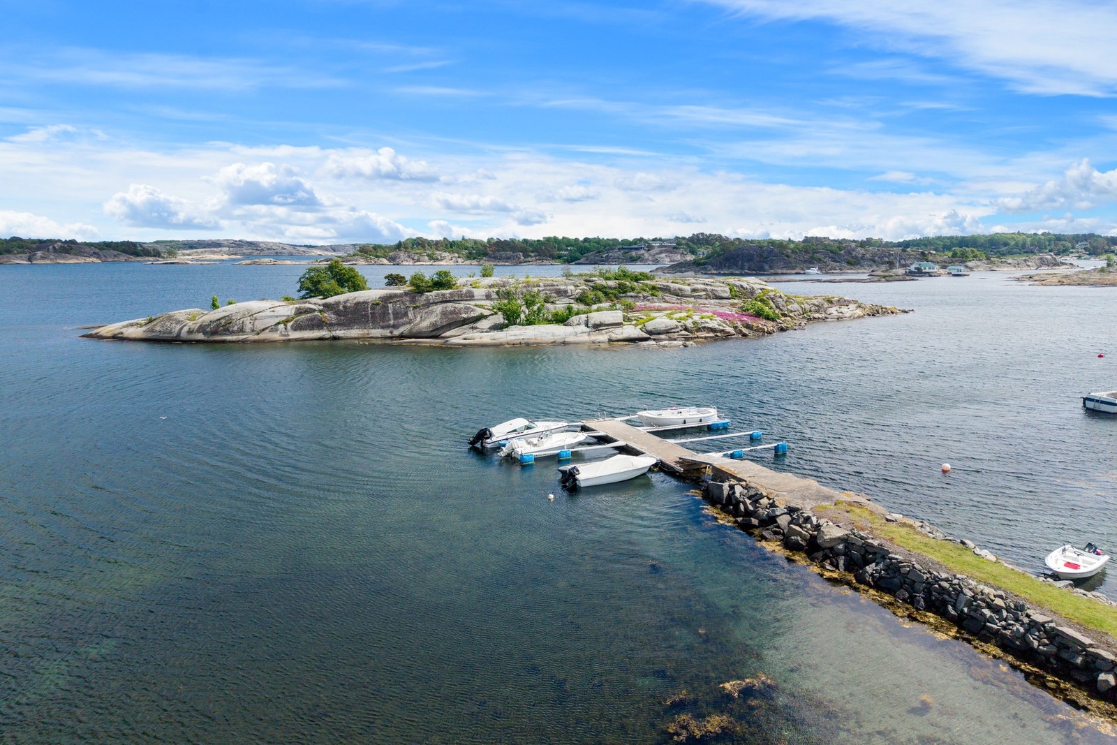 De to tinglyste båtplassene gir enkel tilgang til skjærgården og understreker den maritime livsstilen eiendommen legger til rette for. Galleribilde
