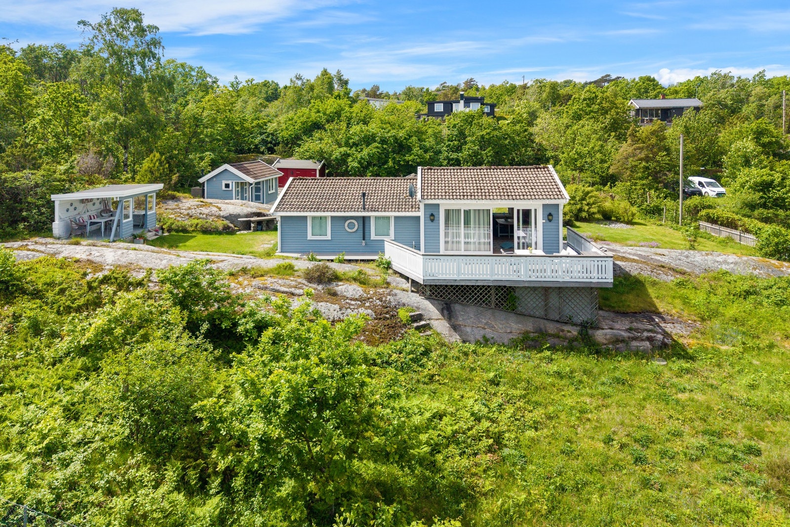 Området byr på alt det beste sommerlivet har å tilby - ferske reker på terrassen, båtturer mellom holmer og skjær, lange dager på stranden og vakre kvelder med solnedgang over fjorden. Galleribilde