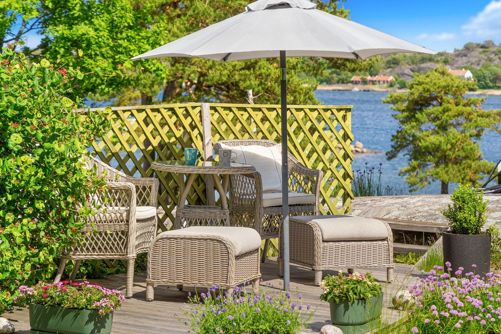 Eiendommen byr på flotte uteområder som innbyr til avslapning og hyggelige sammenkomster gjennom hele sommerhalvåret. Galleribilde