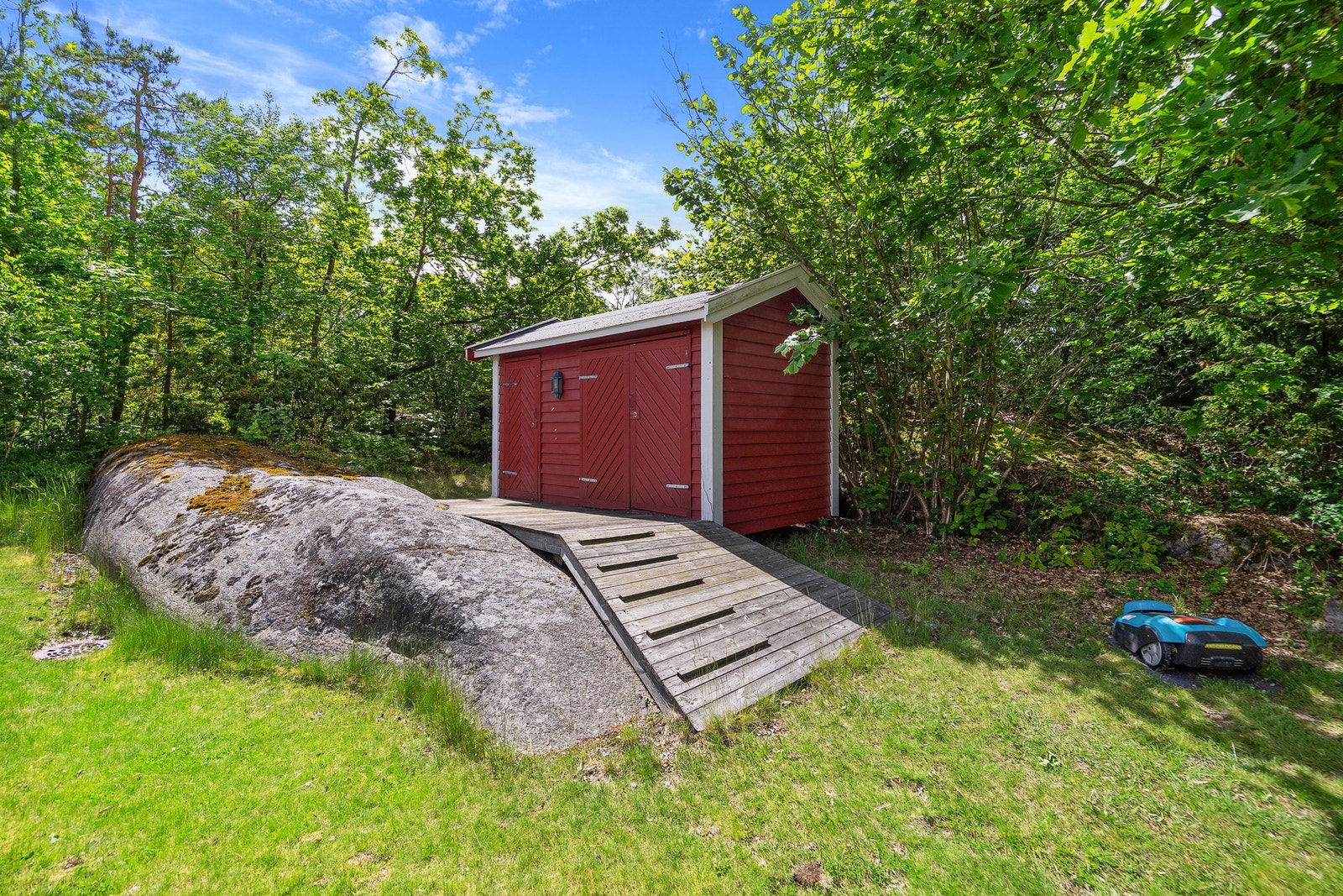 I tillegg disponerer eiendommen et ekstra innredet soverom og bod i uthus, noe som gir fleksible bruksmuligheter Galleribilde