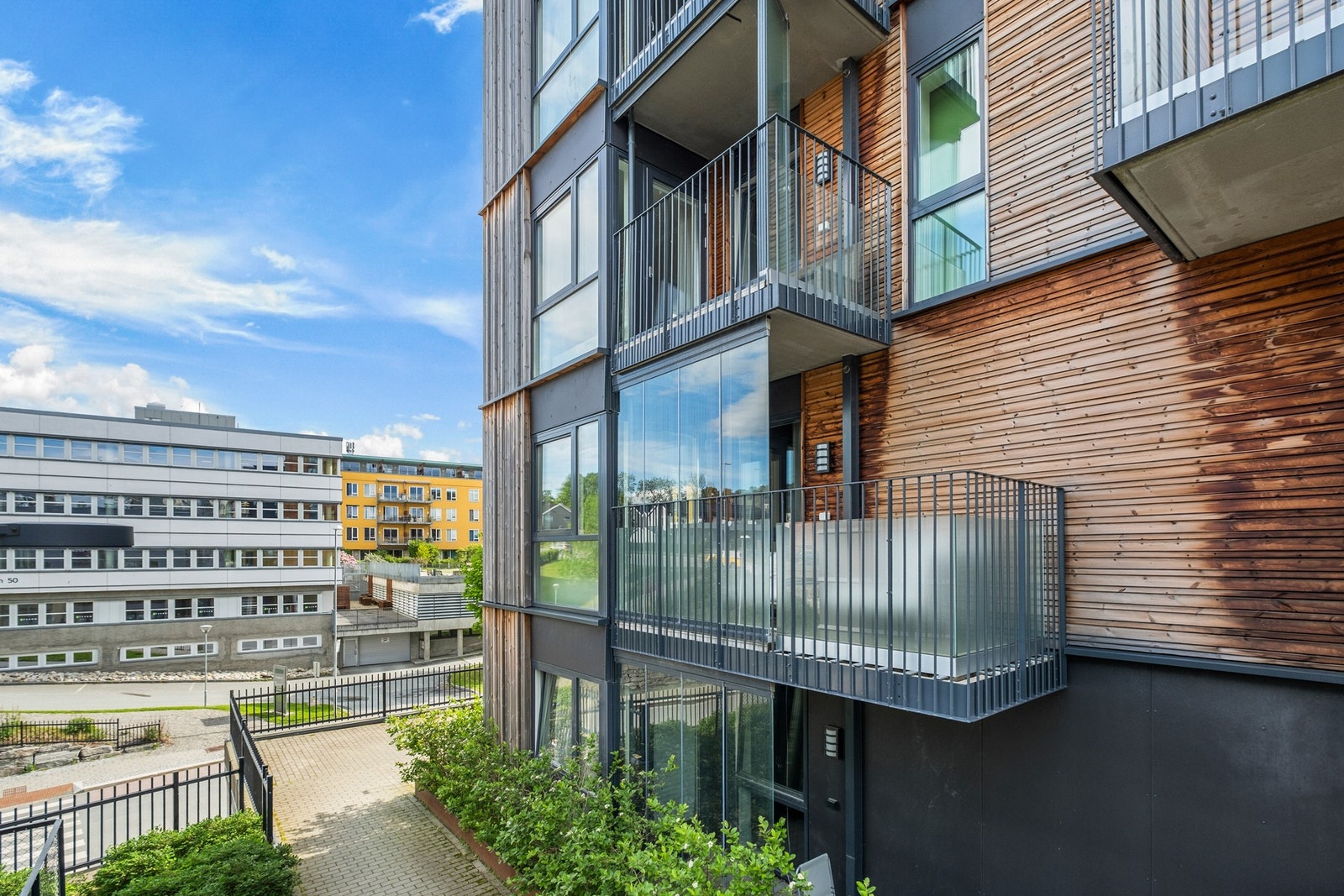 Leiligheten ligger fint til i byggets 2. etasje. Galleribilde
